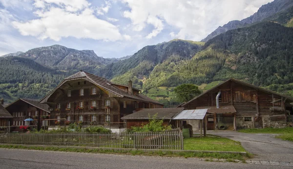 Flera stugor i schweiziska berg — Stockfoto