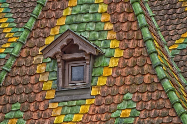 Takpannor med färg i Obernai - Alsace - Frankrike — Stockfoto