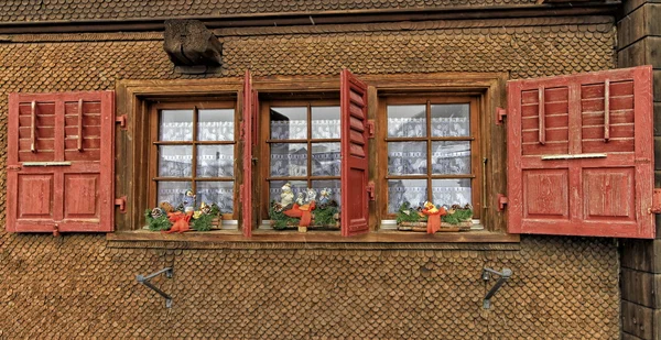 Chalet med fönsterluckor röd — Stockfoto