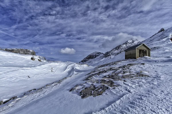 Paysage de montagne avec un peu de neige — Photo