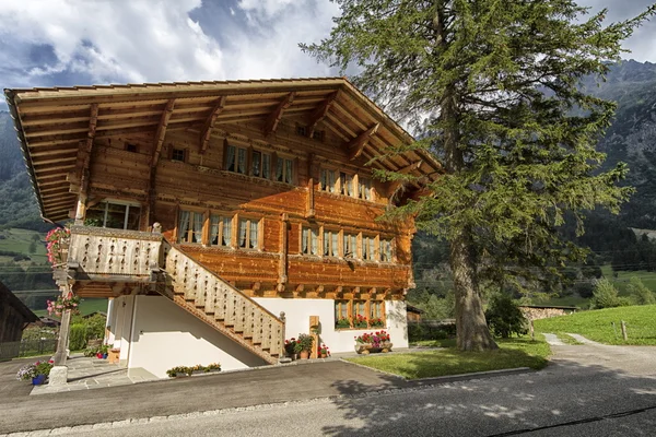 瑞士古坦宁, 棕色小木屋 — 图库照片