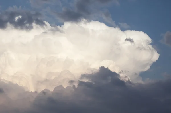 Nuvole di tempesta al tramonto — Foto Stock