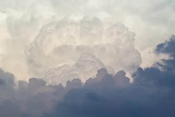 Nuvole di tempesta al tramonto — Foto Stock