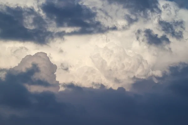 Nuvole di tempesta al tramonto — Foto Stock