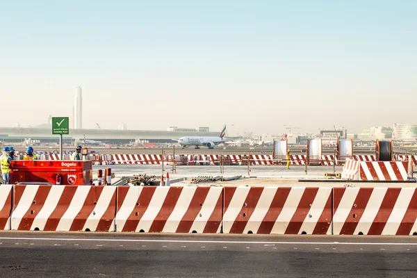 DUBAI, Emiratos Árabes Unidos - 27 de febrero de 2014: Trabajadores del Aeropuerto Internacional de Dubái —  Fotos de Stock