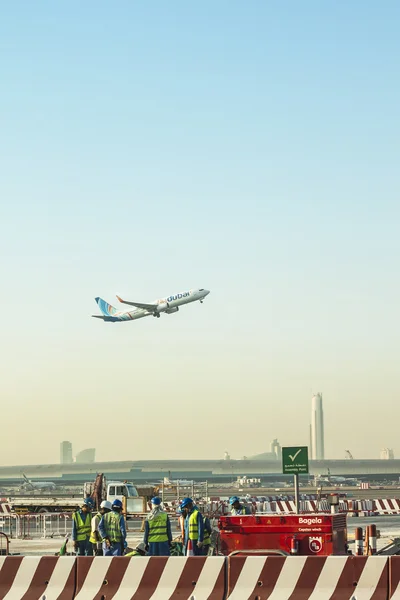 UBAI, EAU - 27 DE FEBRERO DE 2014: Despegue del avión "flydubai" —  Fotos de Stock