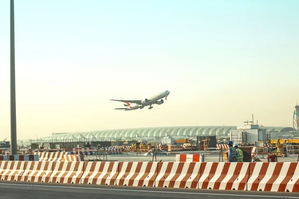 UBAI, EAU - 27 DE FEBRERO DE 2014: Despegue de aviones "Emirates" airl —  Fotos de Stock