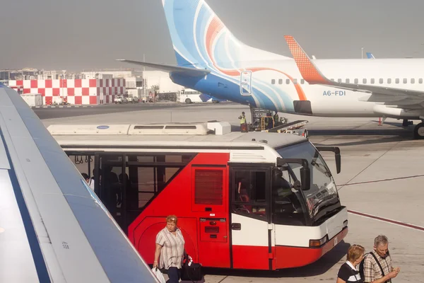 UBAI, EAU - 27 DE FEBRERO DE 2014: Despegue del avión "flydubai" —  Fotos de Stock