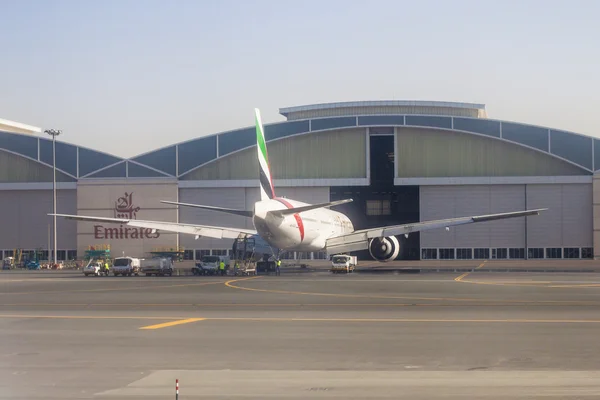 DUBAI, EAU - 27 DE FEBRERO DE 2014: Un avión de Emiratos Airbus A350 es —  Fotos de Stock