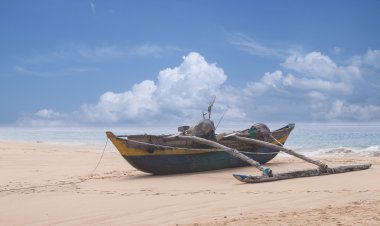 Sahilde geleneksel balıkçı teknesi. Sri Lanka'da vurdu.
