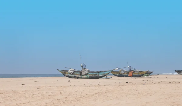 Traditionelles Fischerboot am Strand. Schuss in sri lanka. — Stockfoto