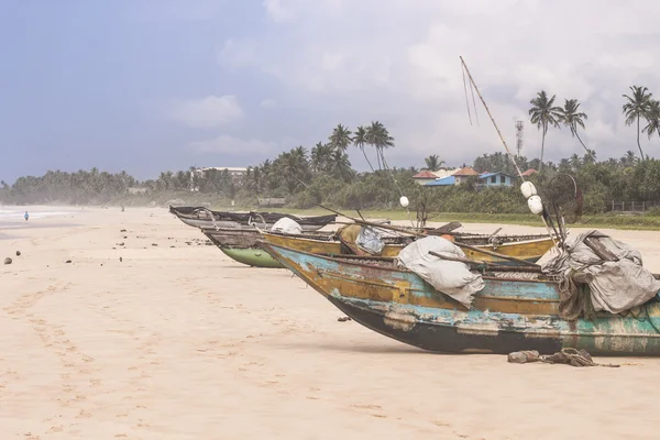 Traditionelles Fischerboot am Strand. Schuss in sri lanka. — Stockfoto