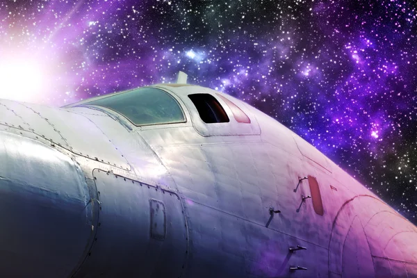 Kosmická loď koncept pro futuristickou mezihvězdné hlubokého vesmíru cestování pro sci-fi pozadí — Stock fotografie