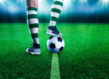 Futbolcu futbol yere