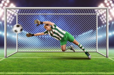 Kaleci topu yakalıyor