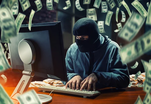 Hacker i mask stjäl information — Stockfoto