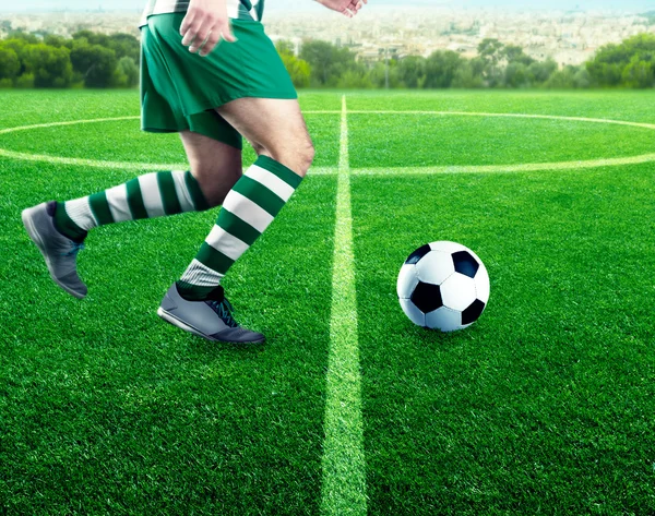 Giocatore di calcio sul campo di calcio — Foto Stock