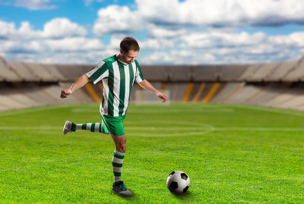 Jugador de fútbol pateando la pelota — Foto de Stock