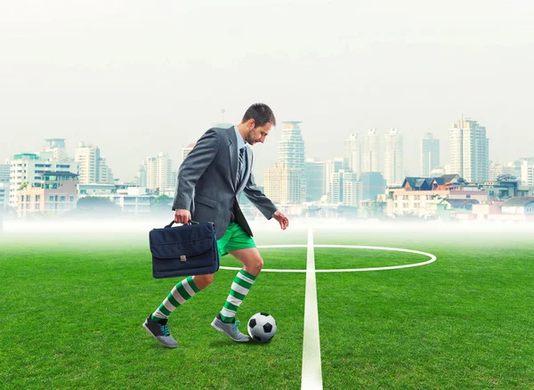 Empresario en ropa deportiva jugando fútbol — Foto de Stock
