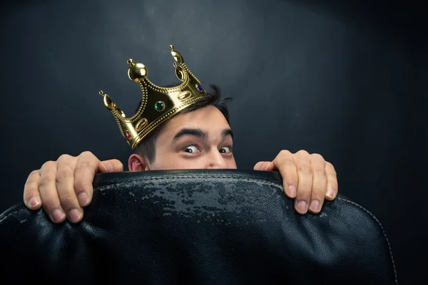 Homme avec couronne sur la tête — Photo