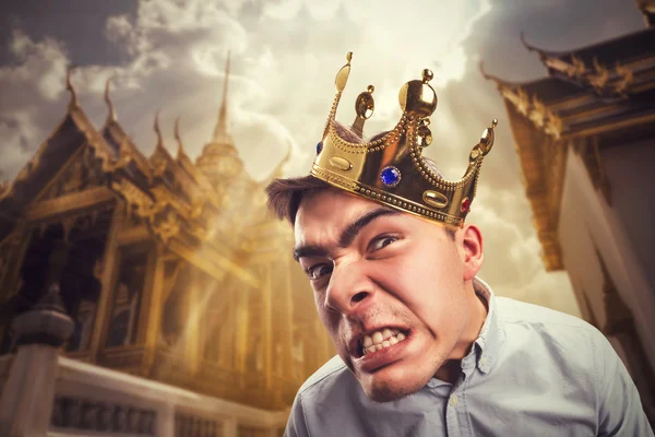 Crazy man dragen kroon — Stockfoto