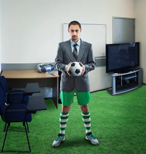 Podnikatel v sportwear drží míč — Stock fotografie