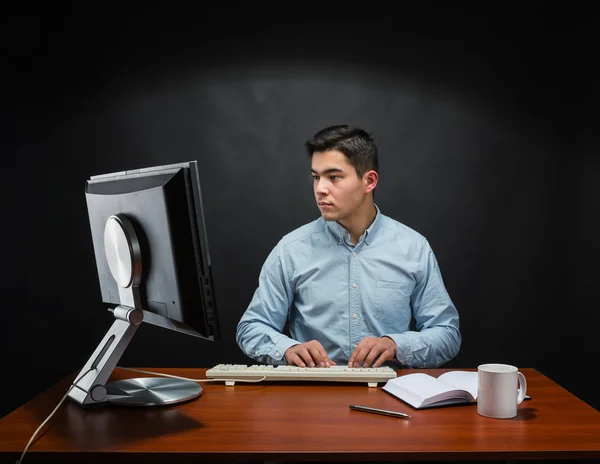 Biznesmen pracujący w biurze — Zdjęcie stockowe