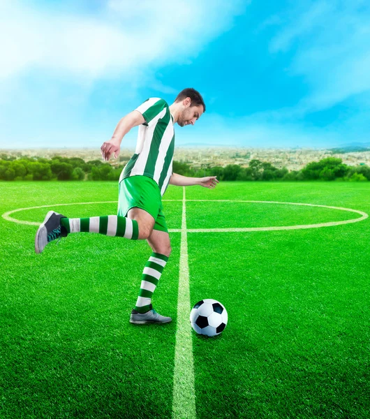 Jugador de fútbol pateando la pelota — Foto de Stock