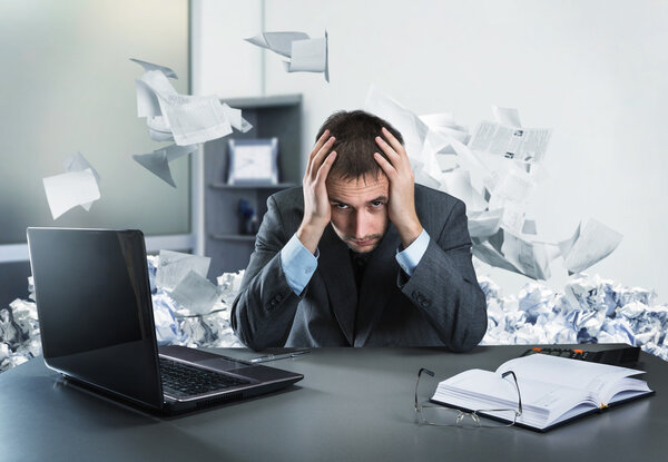 разочарованный бизнесмен в офисе