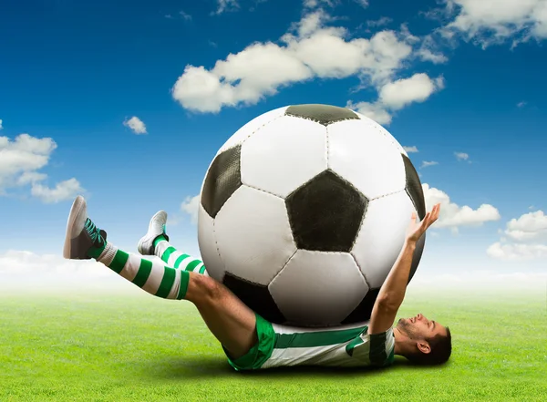 Calcio enorme sul giocatore di calcio — Foto Stock