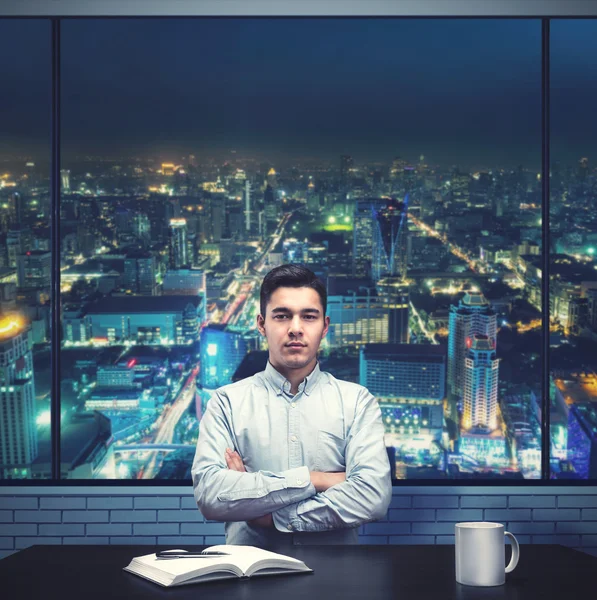 Mladý podnikatel sedí v kanceláři — Stock fotografie