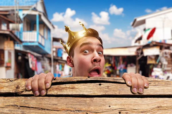 Scared man with crown — Stock Photo, Image