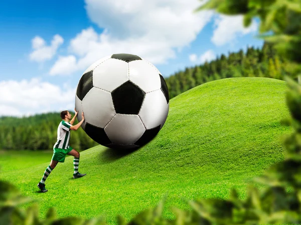 Calcio-giocatore spingendo palla — Foto Stock