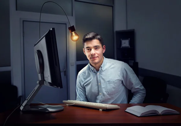 Geschäftsmann arbeitet im Büro lizenzfreie Stockfotos