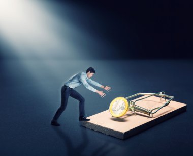 Fare kapanı içinde altın sikke ile işadamı