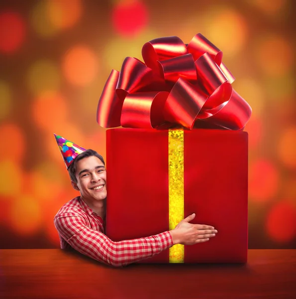 Uomo con regalo di compleanno — Foto Stock