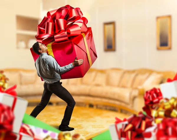 Homem com presente de aniversário — Fotografia de Stock