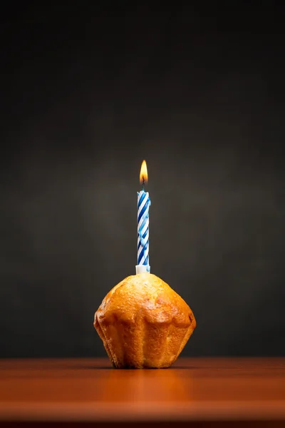 与蜡烛的生日蛋糕 — 图库照片