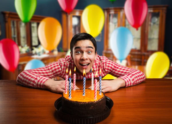 Człowiek świętuje urodziny — Zdjęcie stockowe