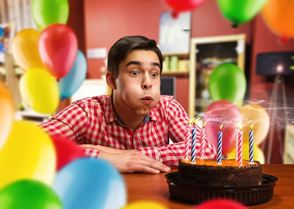 Homem comemorando aniversário — Fotografia de Stock