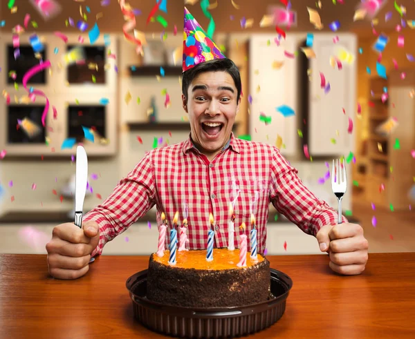 Muž slaví narozeniny — Stock fotografie