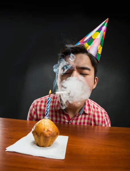 Sorgliga födelsedagsbarnet rökning — Stockfoto