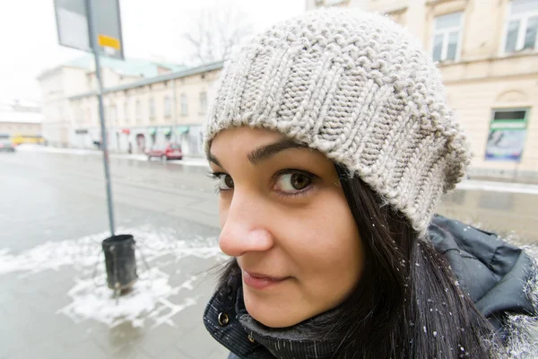 Giovane donna in strada — Foto Stock