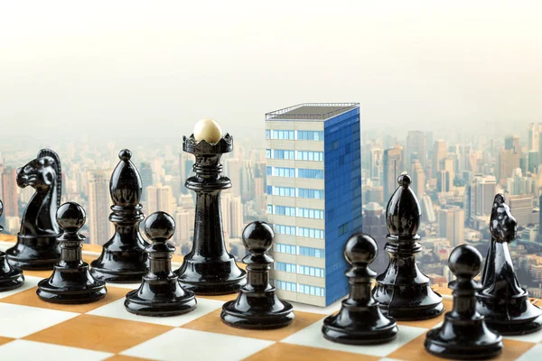 Skyscraper instead of king — Stock Photo, Image