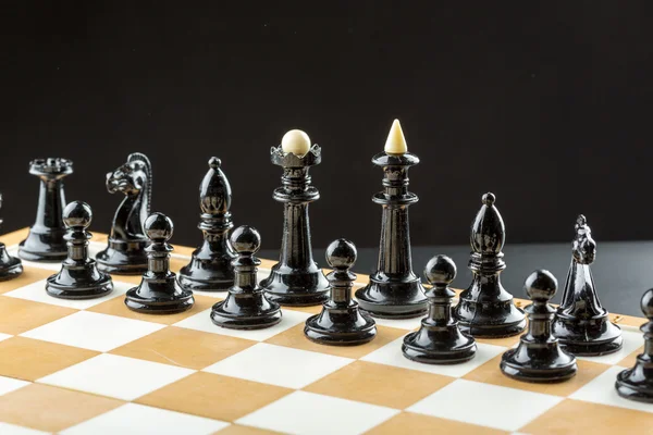 Zwarte chess cijfers op het bord — Stockfoto