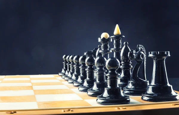 Zwarte chess cijfers op het bord — Stockfoto