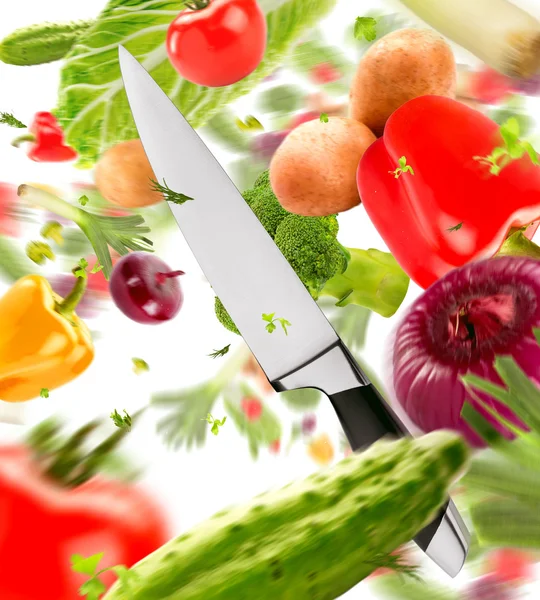 Coltello con verdure intorno ad esso — Foto Stock