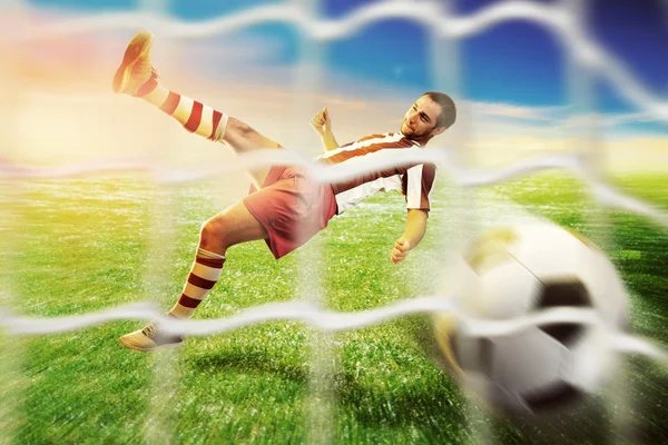 Jugador de fútbol en el campo de fútbol — Foto de Stock