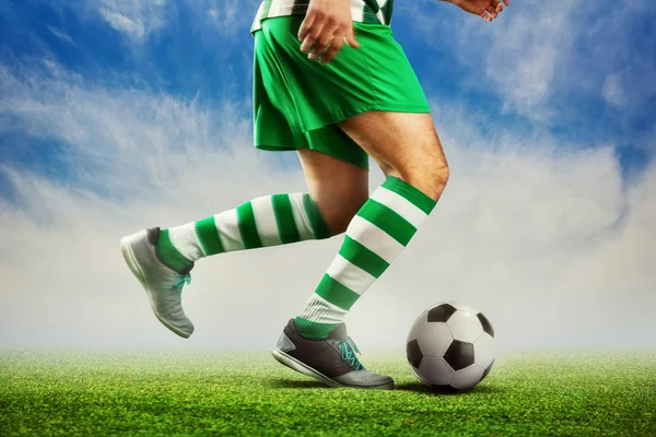 Football player passing the ball — Stock Photo, Image