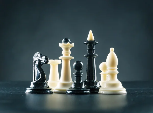 Šachové figurky na stole — Stock fotografie